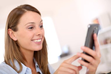 kadın smartphone kullanarak Office