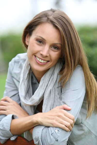 Woman relaxing in chair in garden — Stock Photo, Image