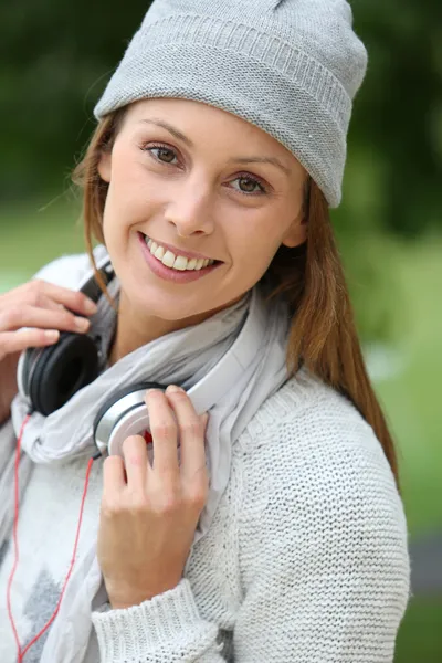 Jonge vrouw met koptelefoon — Stockfoto