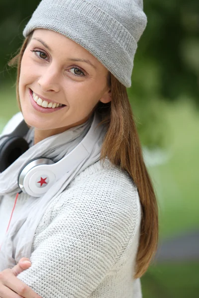 Jonge vrouw met koptelefoon — Stockfoto