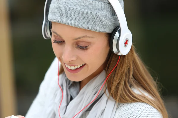 Ung kvinna lyssnar på musik — Stockfoto