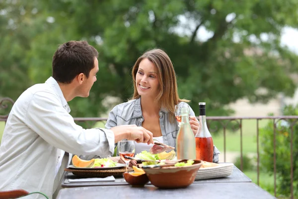 Casal almoçando no jardim do hotel — Fotografia de Stock