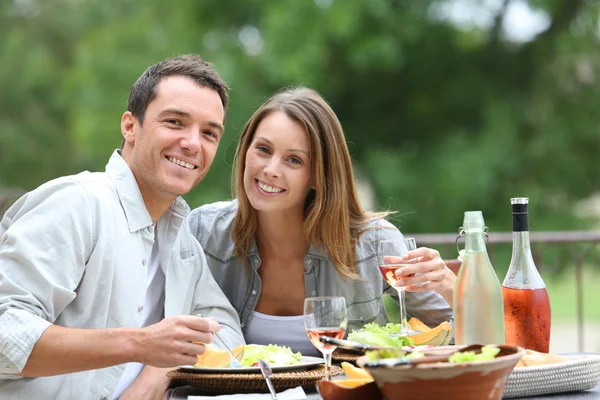 Pareja almorzando en jardín del hotel — Foto de Stock