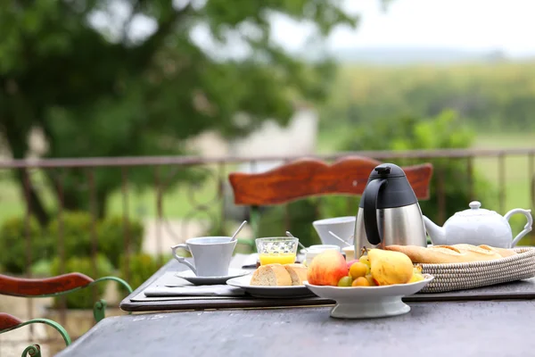 Pequeno-almoço francês em hotel encantador — Fotografia de Stock