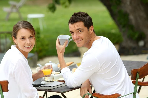 Couple prenant le petit déjeuner dans le jardin — Photo