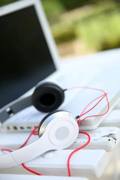 Headphones and laptop computer — Stock Photo, Image