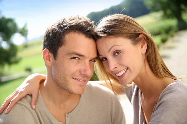 Pareja disfrutando fin de semana en el campo — Foto de Stock