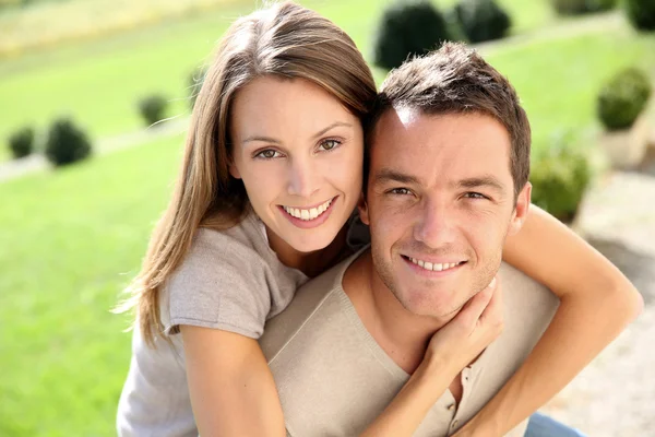 Pareja disfrutando fin de semana en el campo — Foto de Stock