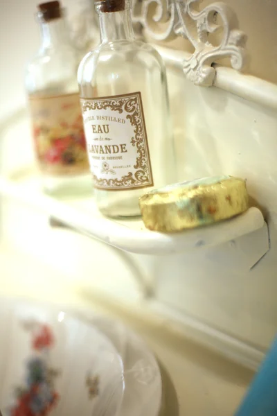 Butelka na półce w łazience — Zdjęcie stockowe