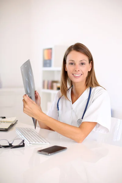 Nurse looking at X-Ray results — Stock Photo, Image