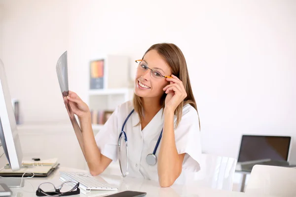 Nurse looking at X-Ray results — Stock Photo, Image