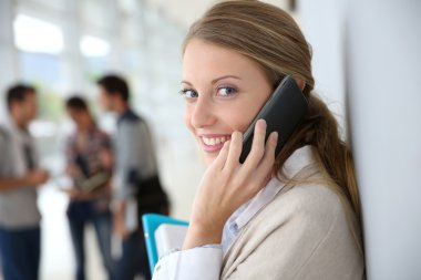 akıllı telefon kullanan öğrenci