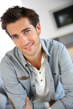 Gülümseyen Adam