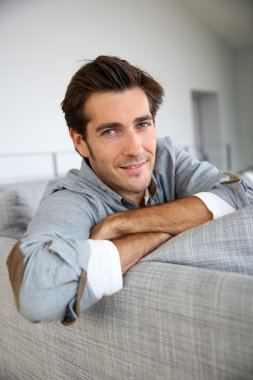 Adam evde dinleniyor.