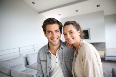 gülümseyen çift evde