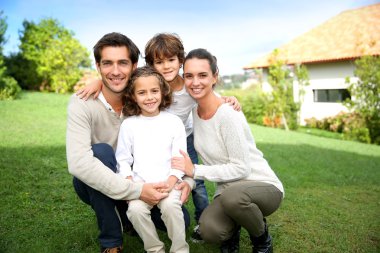 Gülümseyen aile