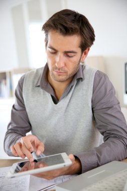 Tablet kullanan adam