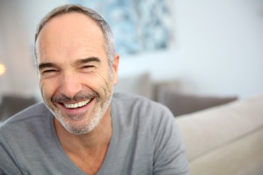 mutlu olgun adam