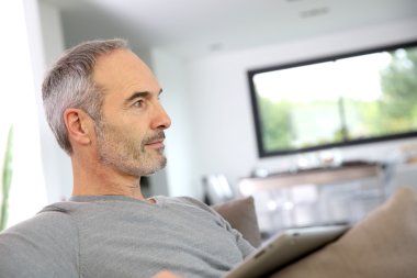 Olgun adam websurfing Internet üzerinde