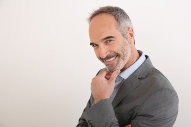 gülümseyen kıdemli işadamı