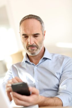 Akıllı telefon kullanan iş adamı