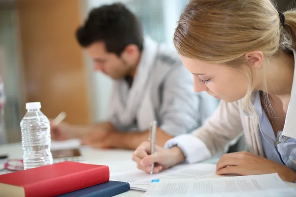 Student tjej studerar — Stockfoto