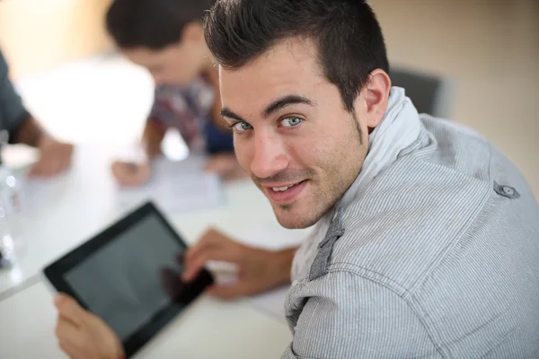 Student using tablet — Stock Photo, Image