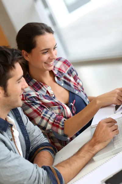 Menschen, die am Laptop arbeiten — Stockfoto