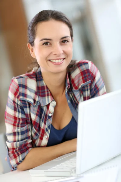 Fröhliche Studentin — Stockfoto