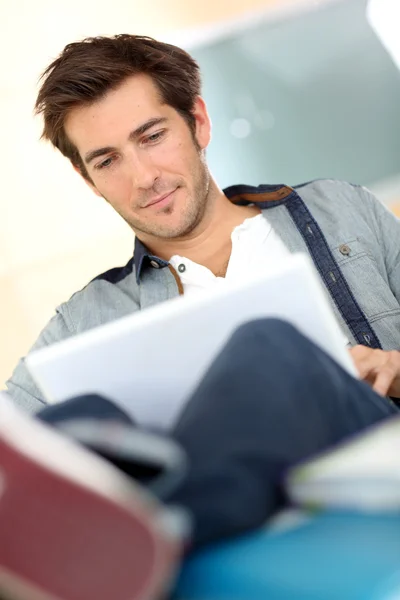 Studente con computer portatile — Foto Stock