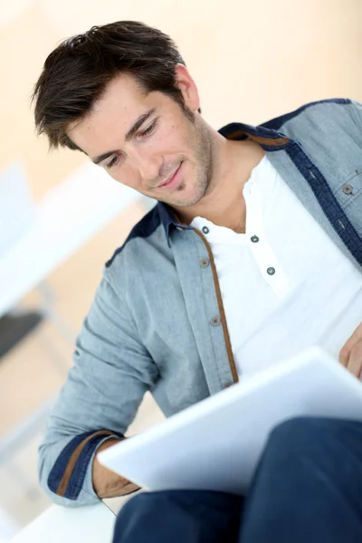 Estudiante con laptop —  Fotos de Stock