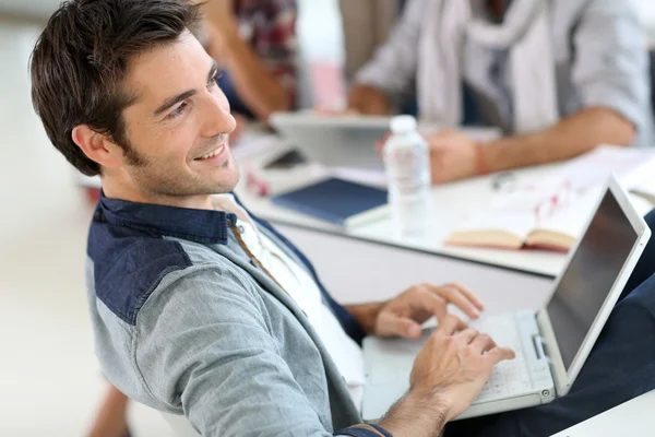 Student met laptop — Stockfoto