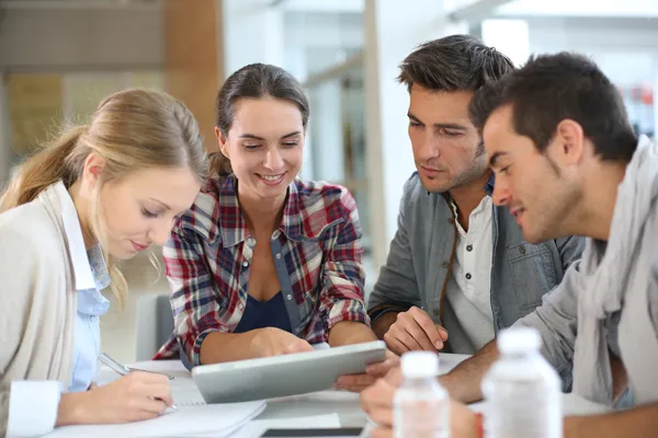 Studenci z tabletem — Zdjęcie stockowe