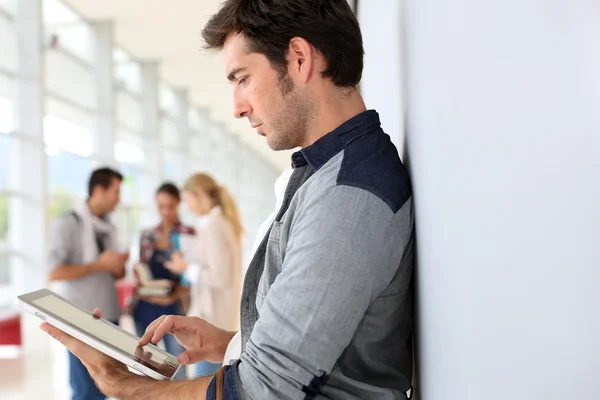 Étudiant avec tablette — Photo