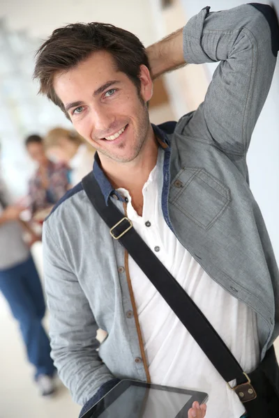 Étudiant dans le couloir scolaire — Photo