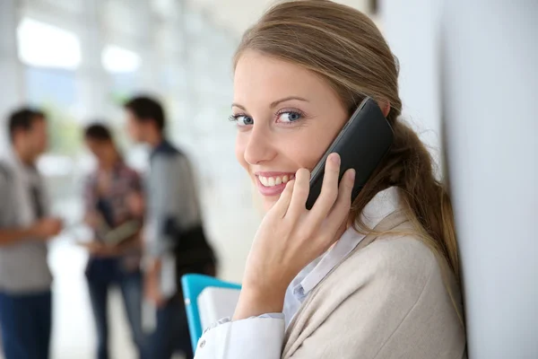 Student gebruikend smartphone — Stockfoto