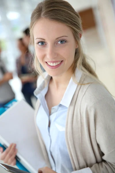 Student met smartphone — Stockfoto