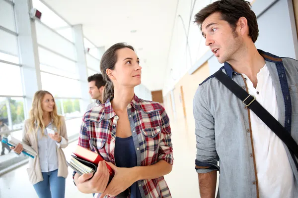 Studenti a piedi — Foto Stock