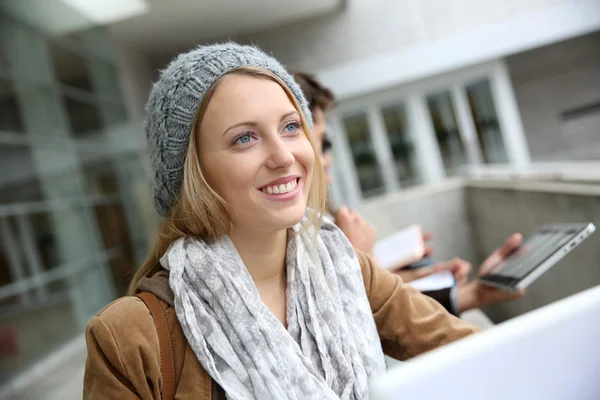 Menina estudante sorrindo — Fotografia de Stock