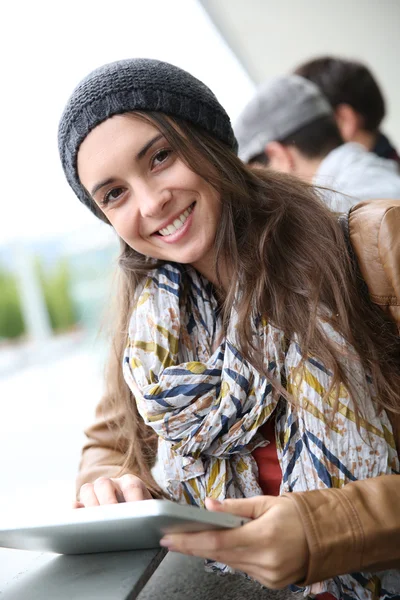 Chica estudiante sonriente con tableta — Foto de Stock
