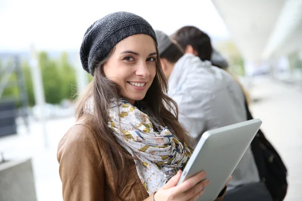 Student meisje met Tablet PC — Stockfoto