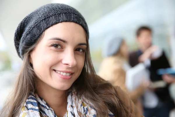 Estudante sorridente na universidade — Fotografia de Stock