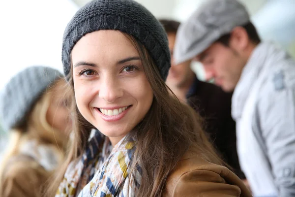 Estudante sorridente na universidade — Fotografia de Stock