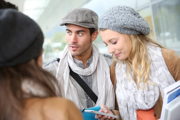 Étudiants sur le campus scolaire — Photo