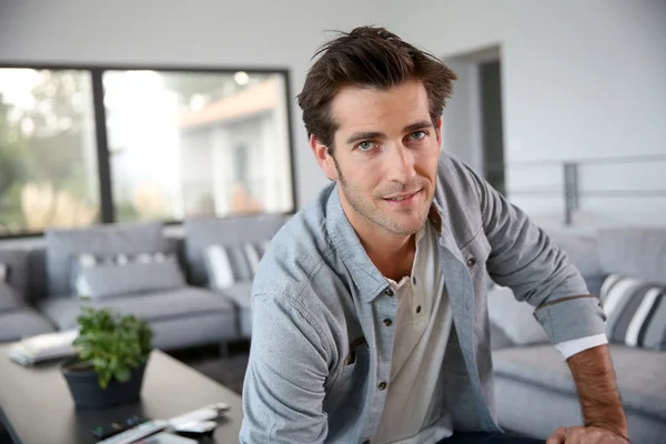 Man sitting in living-room — Stock Photo, Image