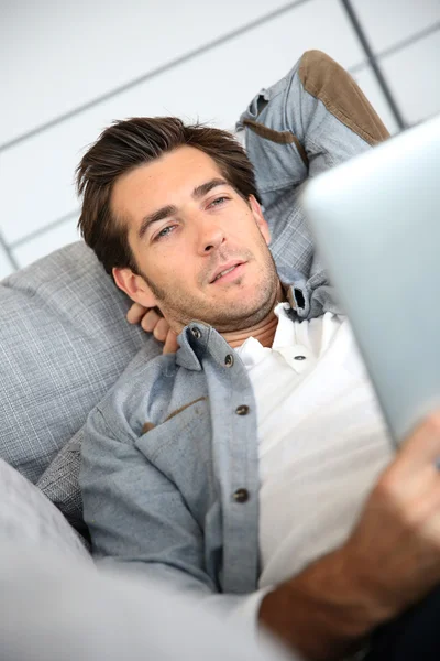 Homem usando tablet digital — Fotografia de Stock