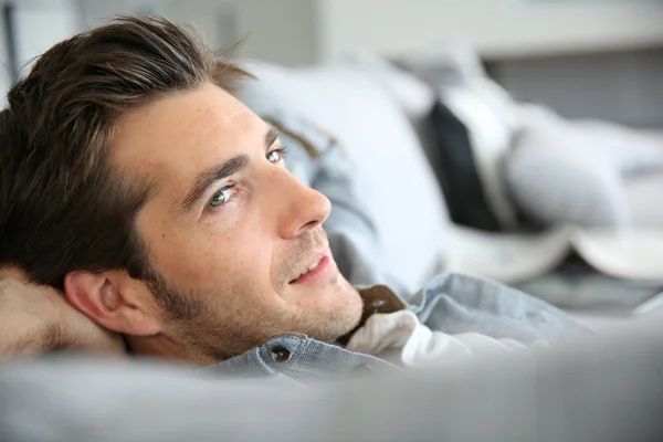 Hombre sonriente en la cama — Foto de Stock