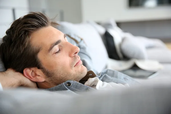 Homem relaxante na cama — Fotografia de Stock