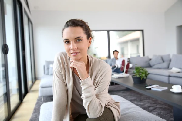 Mujer alegre en casa — Foto de Stock