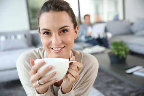 Vrouw drinken van hete thee — Stockfoto
